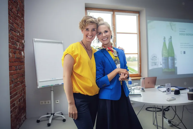 Olga Kairienė su kolege mokymų salėje